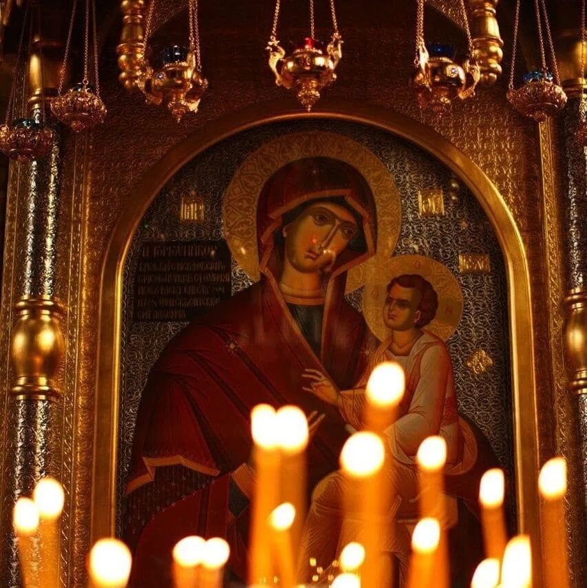 Свечи в церкви. Свеча у иконы в храме. Церковь внутри свечи. Красивые иконы в церкви. В церкви горят свечи