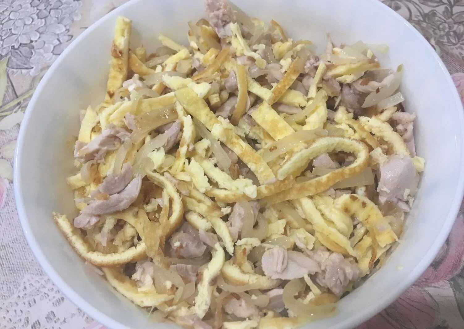Салат курица блины лук. Салат с омлетными блинчиками и курицей. салат с яичными блинчиками и курицей. салат с яичными блинчиками и копченой курицей.