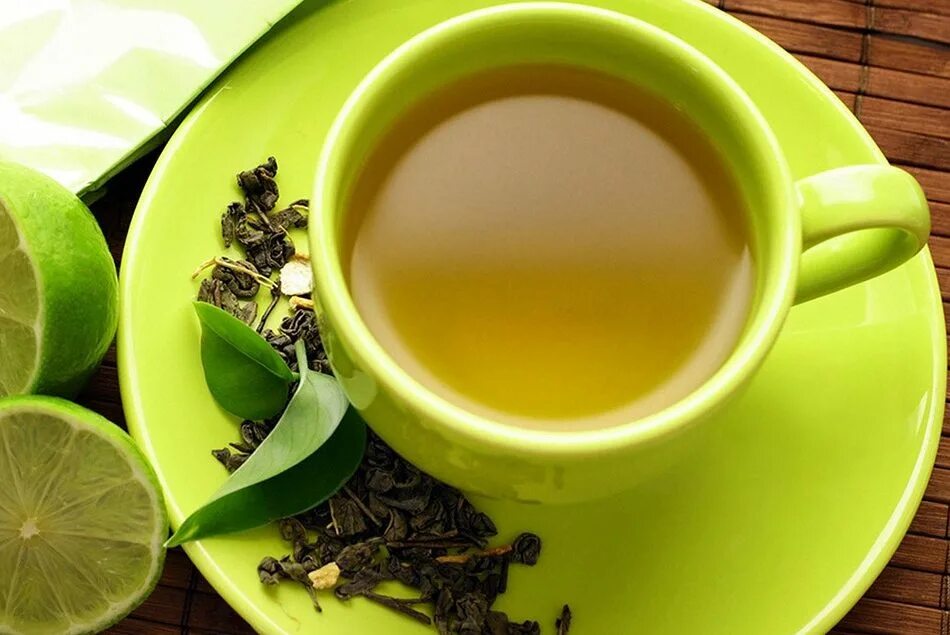 Лайм в чай. Чай зеленый чай "лайм и женьшень". Чашка чая. Зеленый чай с лимоном. Зеленый чай в кружке.