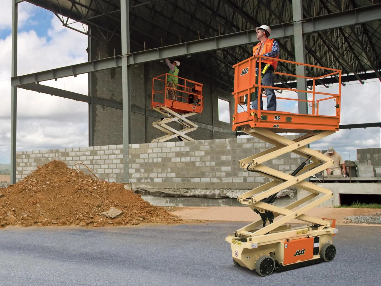 Ножничный подъемник аренда аренда строй. JLG Scissor Lift. Подъемник строительный. Подъемные площадки. Строительные подъемники ножничные.