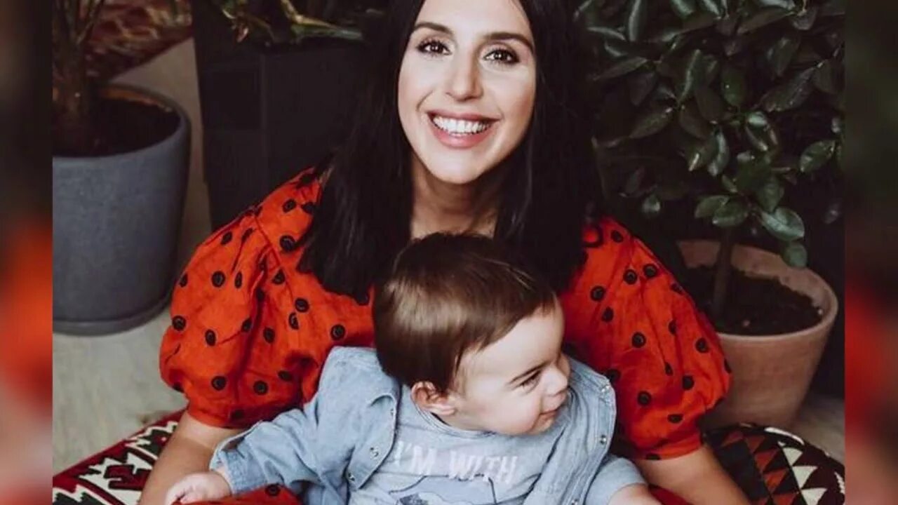 Джамала с детьми. Джамаладинова. Джамала в детстве. Джамала певица с родителями. Джамала певица 2022.