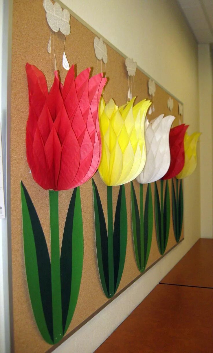 Как украсить класс к 8 марту. Поделка тюльпан. Объемные тюльпаны из бумаги. Объемные цветы для украшения зала. Объемные тюльпаны на стену.