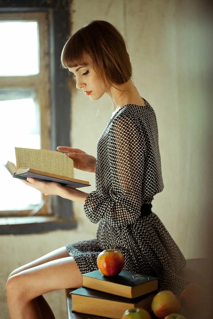 She reads magazines. Девушка с книгой. Девушка с книжкой. Девушка с книгой фотосессия. Идеи для фотосессии с книгой.