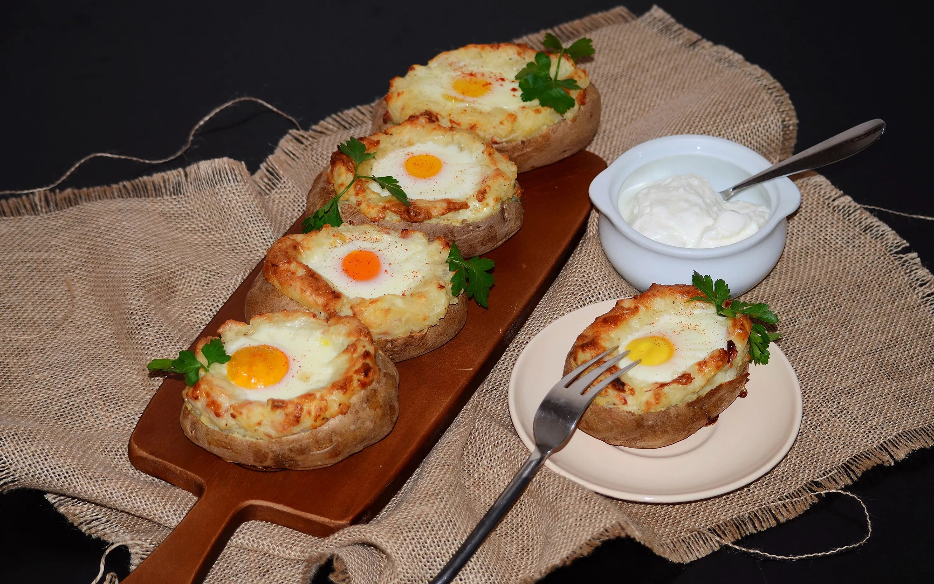 необычный завтрак из яиц. закуски из яиц. блюдо яйца по шотландски. блюда из яиц. бутерброд с жареным яйцом.