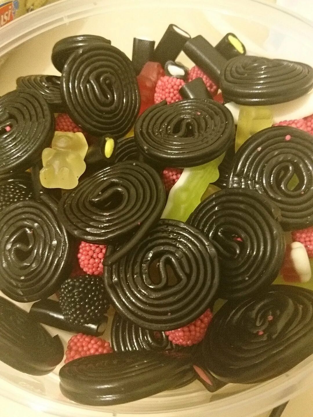 Мармелад лакрица палочки fini. Лакрица мармелад. Лакричная бумага. Лакричные палочки. Лакричный мармелад.
