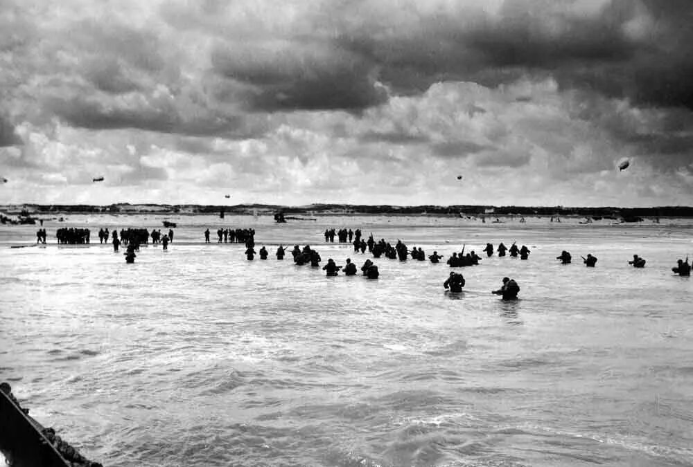 Пляж нормандии. Высадка в Нормандии пляж Омаха. Высадка в Нормандии 1944 Омаха Бич. Пляж Омаха Бич Нормандия. Омаха Бич высадка в Нормандии.