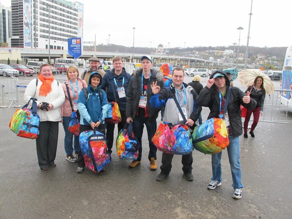 Добровольцы на Паралимпийских 2014 года в Сочи. Добровольцы в 2014 году в Сочи на Паралимпийских играх. Волонтеры на Паралимпиаде Сочи 2014. Волонтеры Сочи. Волонтер 2014