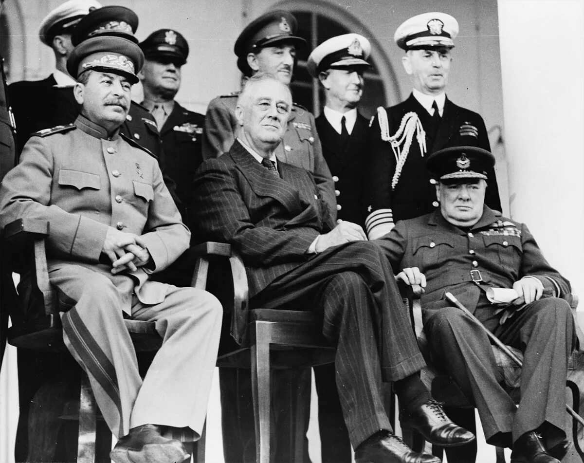 Конференции большой тройки презентация. Потсдамская конференция 1945. Большая тройка это вторая мировая. Сталин рузвельт и черчилль на ялтинской конференции. Таблица встреча большой тройки сталин рузвельт черчилль.