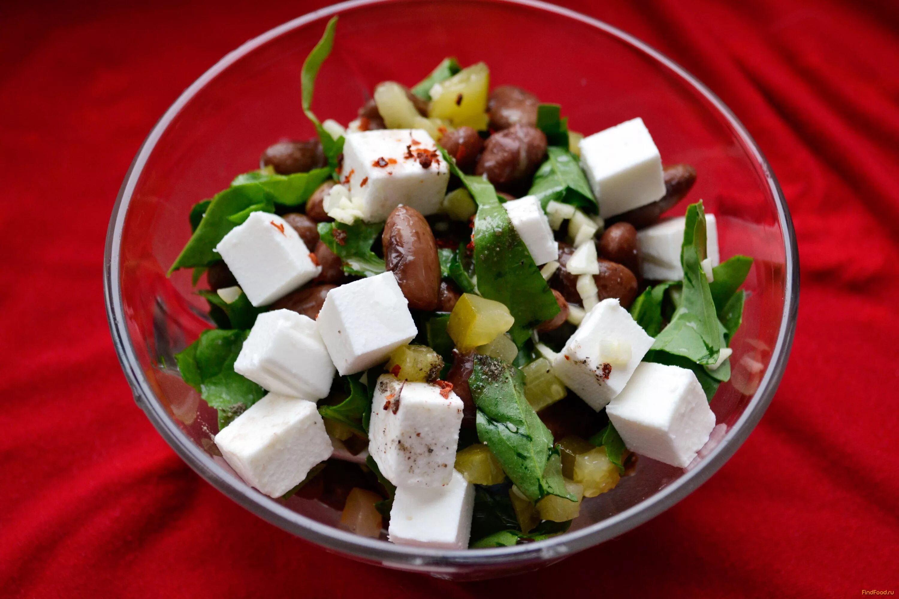 Салат из фасоли и брынзы. Салат со стручковой фасолью и яйцом. Салат фасоль брынза. Салат фасоль брынза. Салат из красной фасоли с сухариками и сыром.