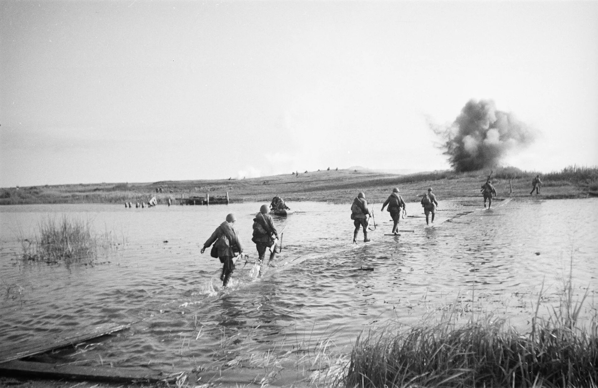 Битва за Днепр 1943. Переправа через Днепр 1943. Битва за Днепр 1943 переправы. Переправа бой