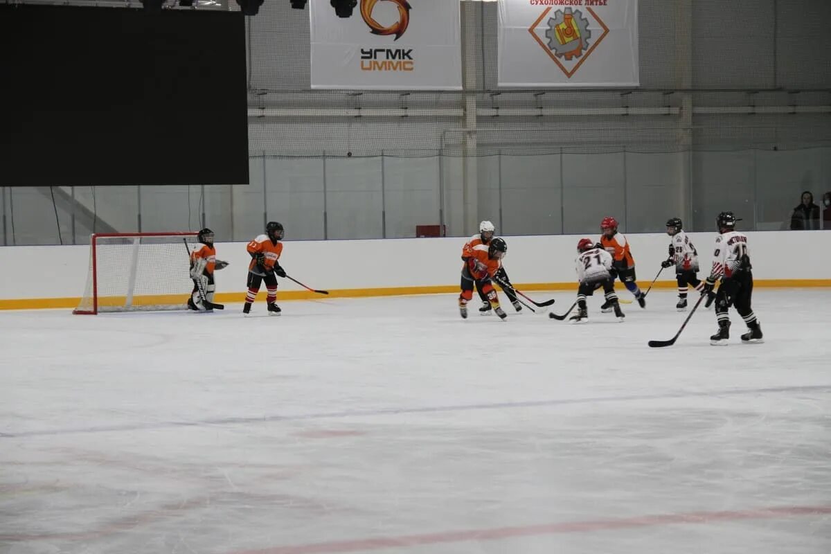 Литейщик сухой лог ледовая. Каток кристалл томск. Каток сухой лог. Литейщик сухой лог ледовая арена. Ледовая арена сухой лог.