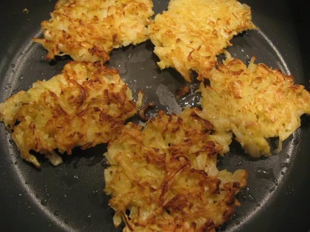 капустники со свежей капустой. капустники и драники. взбитые яйца к тушеной капусте. капустные драники. капустные оладьи.