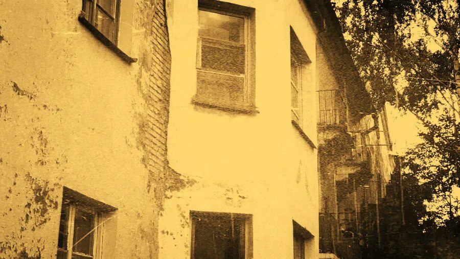 дом ссутулился. дом ссутулился песня. стихи есенина. есенин москва стих я люблю этот город вязевый. дом ссутулился песня.