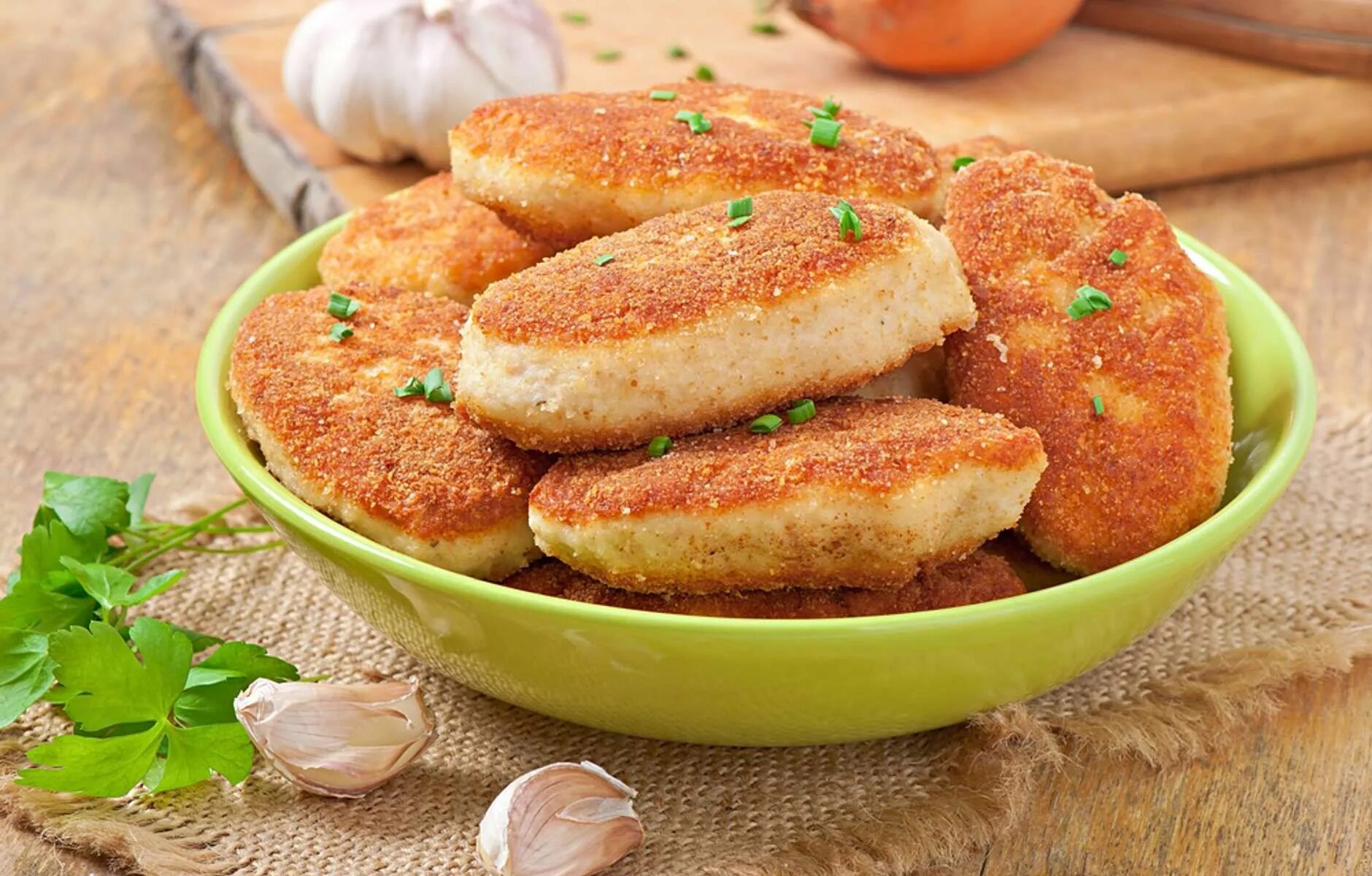 котлеты натуральные рубленные. рубленные куриные котлеты. рубленные котлеты. котлета лакомка из куриного филе. котлеты из грудки курицы рубленные.