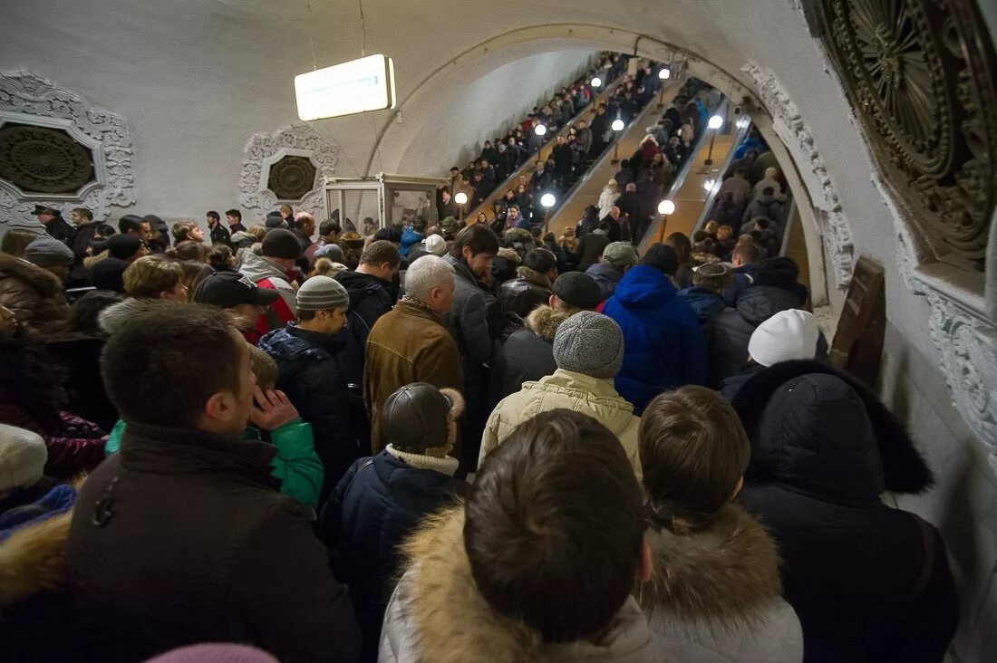 Часы на станциях метро. Московское метро час пик. Давка в метро час пик Москве. Час пик в метро в Москве. Станции метро Киевская в час пик.