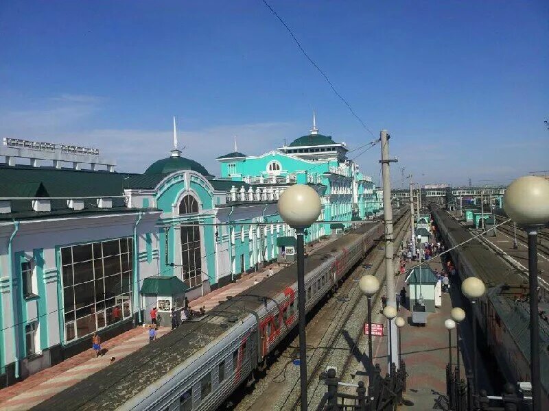 Ржд омск телефон. Ж/Д вокзал Омск. Вокзал Омск пассажирский. РЖД вокзал Омск. Ж.Д. станция Омск пассажирский.