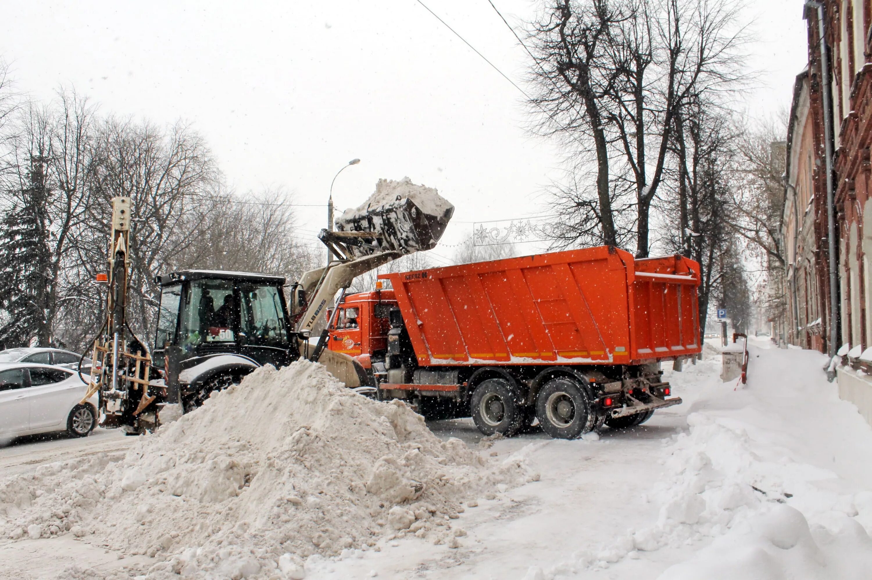 КАМАЗ со снегом. Вывоз снега. Вывоз снега КАМАЗ. Грузовик в снегу.