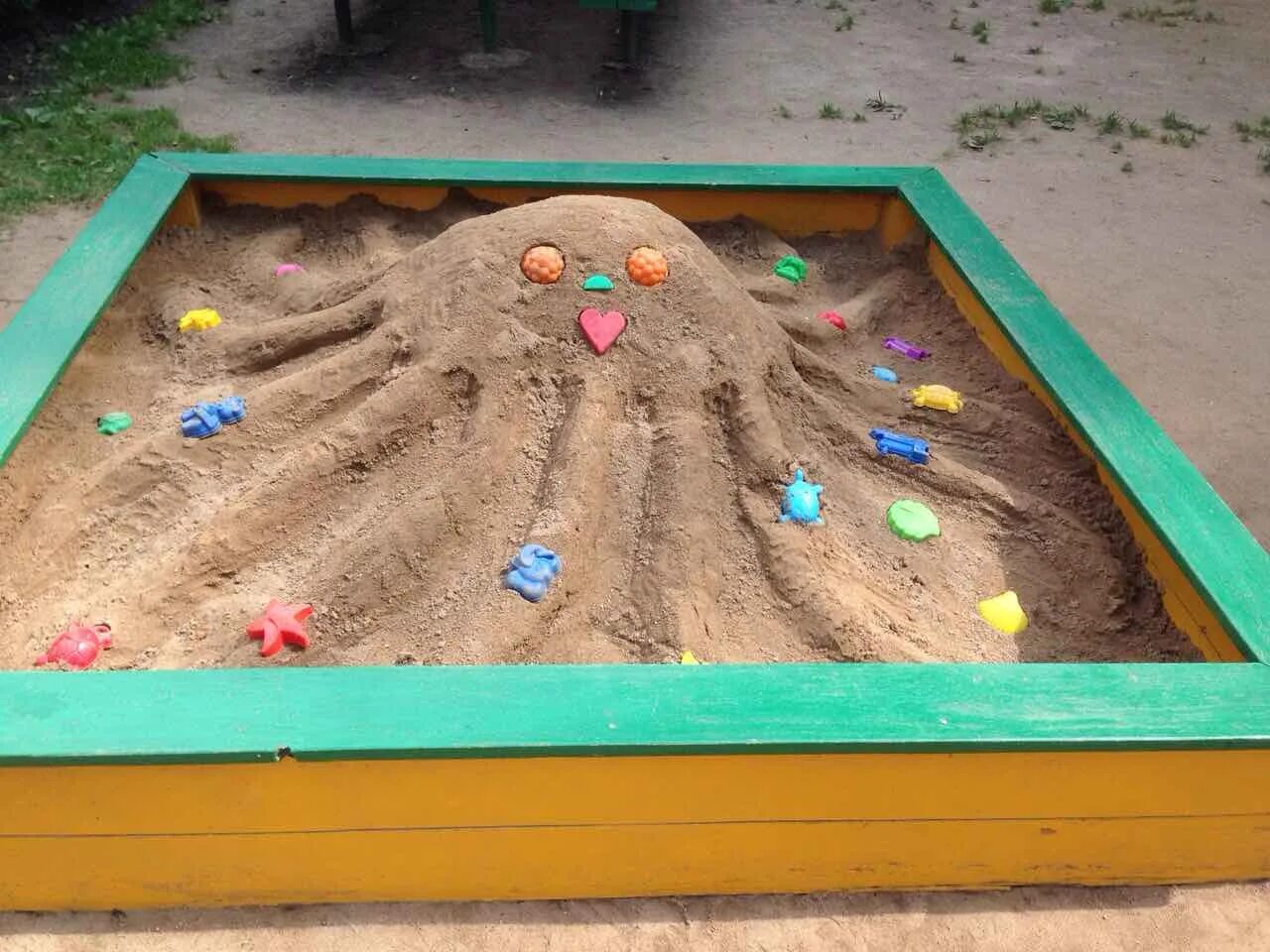 Постройки из песка в детском саду. Постройки в песочнице в детском саду. Песочница в детском саду. Постройки из песка в песочнице.