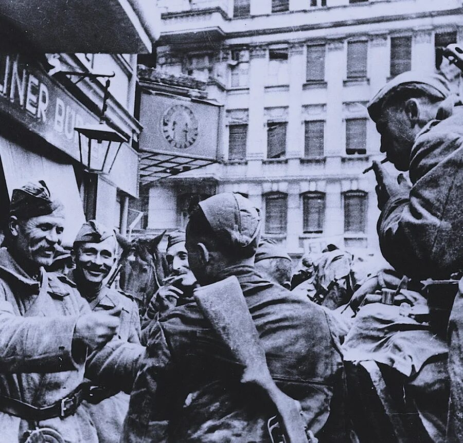 Берлин 5 мая 1945. Берлинцы май 1945 Берлин. Советские солдаты на улице Берлина, май 1945 года.. Советские солдаты в Берлине 1945. Победа в Берлине советские солдаты.