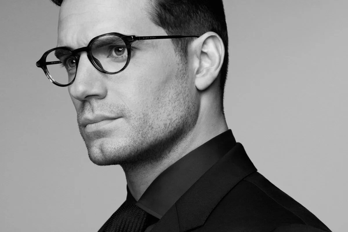 Мужчина в черном в очках. Henry Cavill очки. Hugo Boss Eyewear.