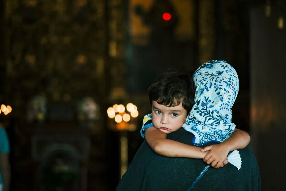 Дети в храме. Мама с ребенком в храме. Малыши в храме. Православные дети. Мать всех вещей