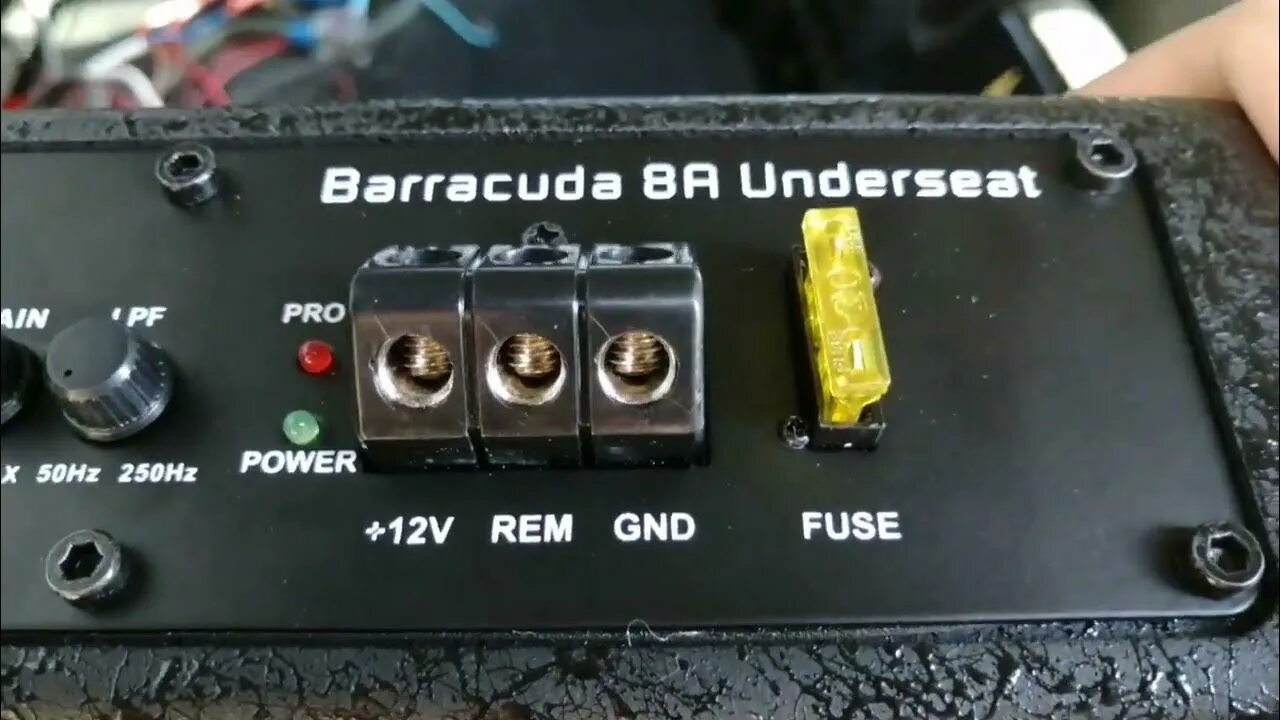 Audio barracuda 8 flat. DL Audio Barracuda 8a. DL Audio Barracuda 12a Flat. Установка активного сабвуфера. Активный сабвуфер DL Audio Barracuda 8a Underseat схема подключения.