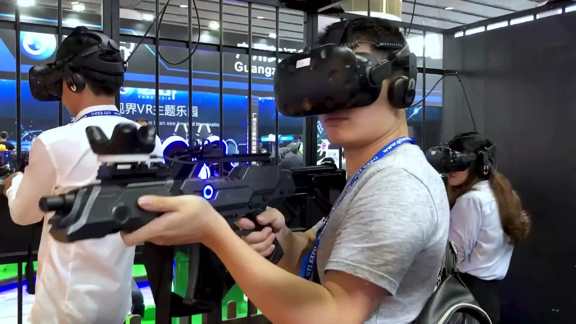 Cs vr. Виртуальная реальность контр страйк. КС В VR 2022. Симулятор виртуальной реальности. Игровые автоматы виртуальная реальность.