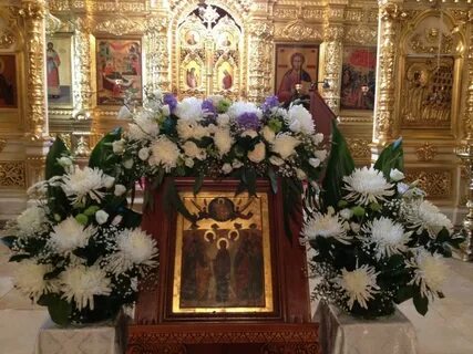 Украшение икон в храме живыми цветами