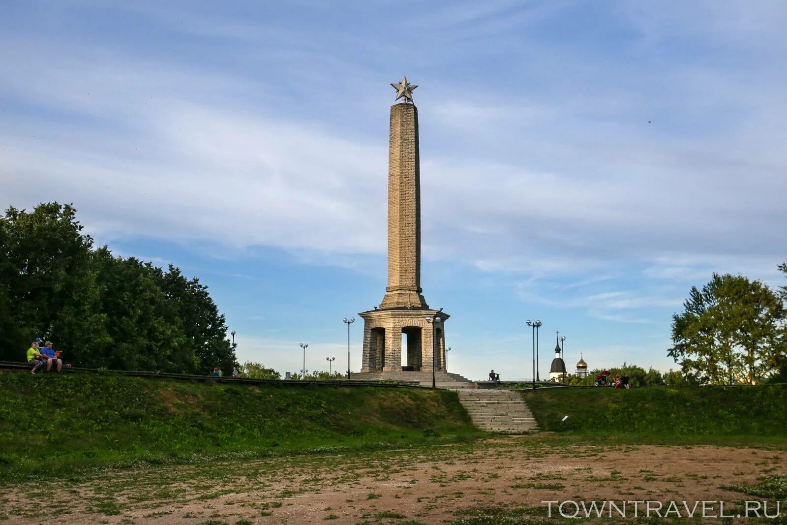 Г в луки псковская область. Обелиск Великие Луки. Обелиск славы Великие Луки. Великолукская крепость Великие Луки. Памятник Обелиск великих Луках.