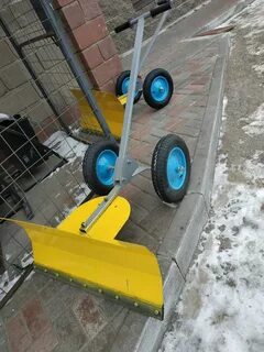 Ручной снегоуборщик
