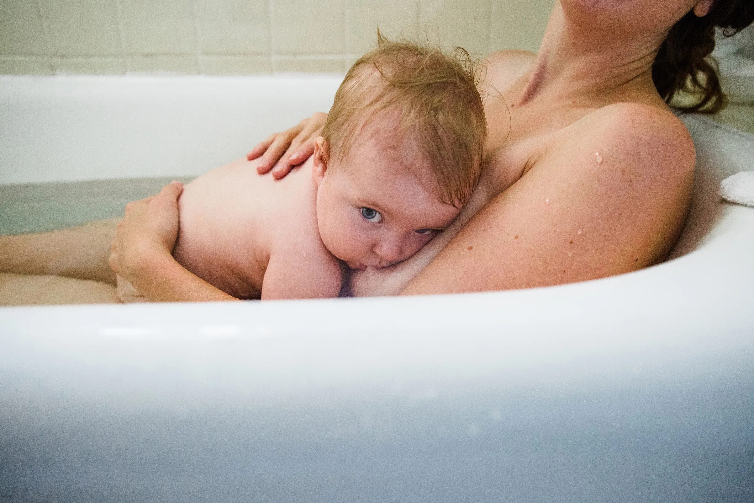 Daughter showers. Breastfeeding в ванне. Девочка Bath time. Дочка Bath time. Дочки Shower.