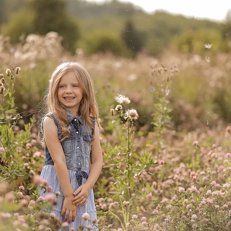Девочка и роса картинки. Счастливая женщина с цветами. Девушки летом. Маленькая девочка природа. Девочка лета давай.