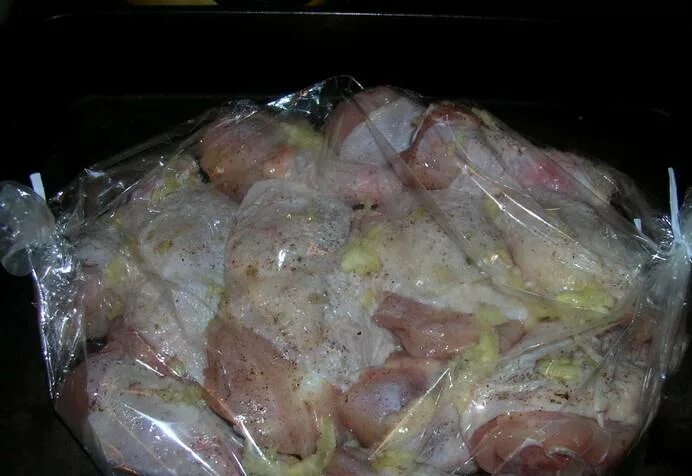 Куриное филе в пакете для запекания. Кусочки курицы в рукаве для запекания. Кусочки курицы в рукаве для запекания. Куриная тушка в рукаве с черносливом и рисом. Курица в рукаве для запекания.