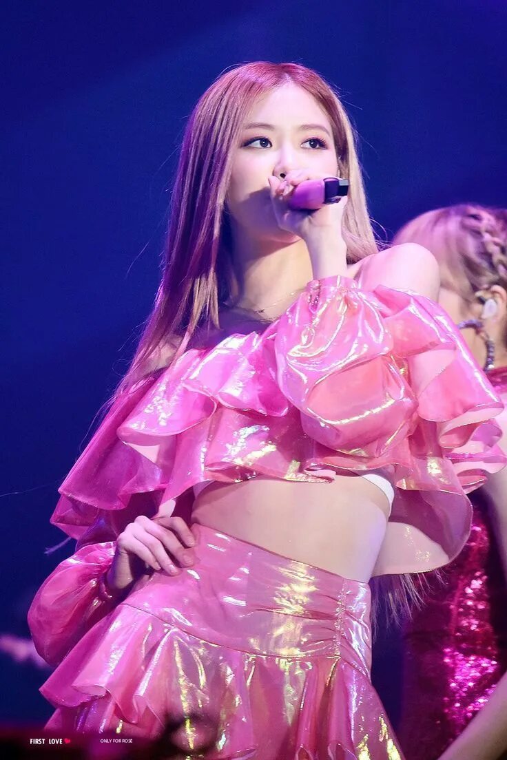Блэк пинк квинка танец. Блэк пинк. блэк пинк розэ концерт. rose blackpink 2025. розэ из блэк пинк.