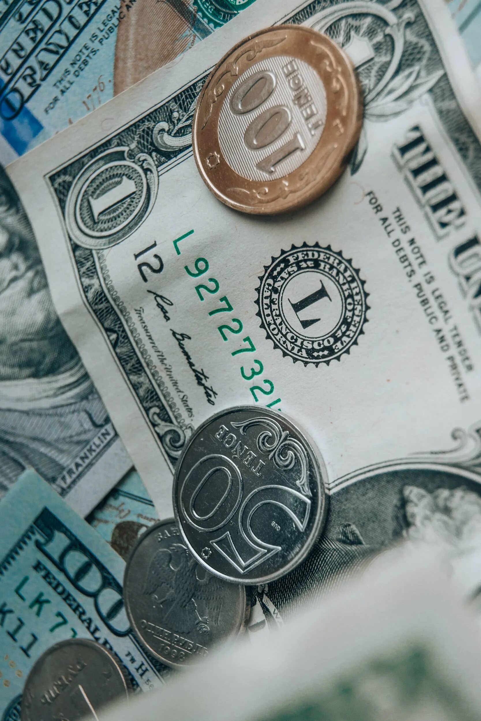 400 тенге. Тенге к доллару. евро в тенге. 1 доллар в тенге.