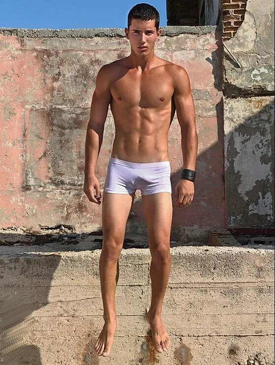 Мальчики в мокрых плавках. Красивые парни со стаеком. Мужчина без штанов. Мужской пресс от первого лица. Спидо бойс 11 bulge.