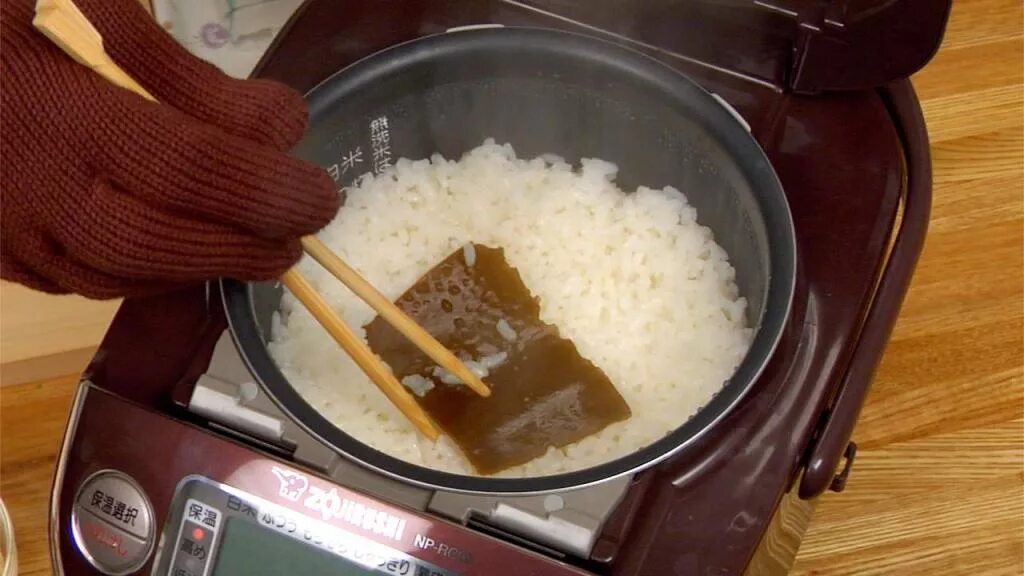 Рис после варки увеличивается. Рис для роллов. Вареный рис для суши. Варка риса для суши. Кастрюля для варки риса для суши.