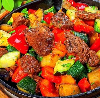 Мясная сковорода с овощами