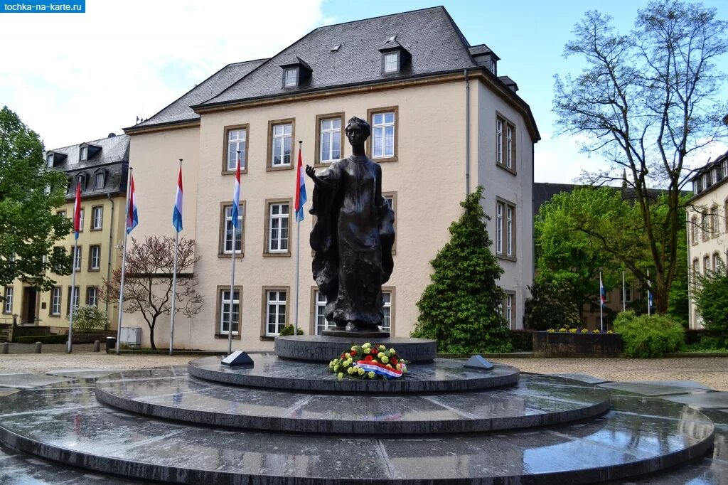 На каком говорят в люксембурге. Люксембург памятник Шарлотте. Памятник Великой герцогине Шарлотте. Памятник герцогине Шарлотте в Люксембурге. Площадь города Люксембург.
