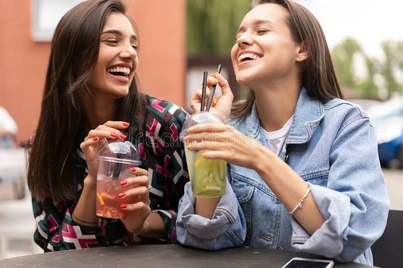 Девушка пьет. Подруги пьют чай. Девушка пьет. Девочки за нас красивых. 2 девушки пьют.