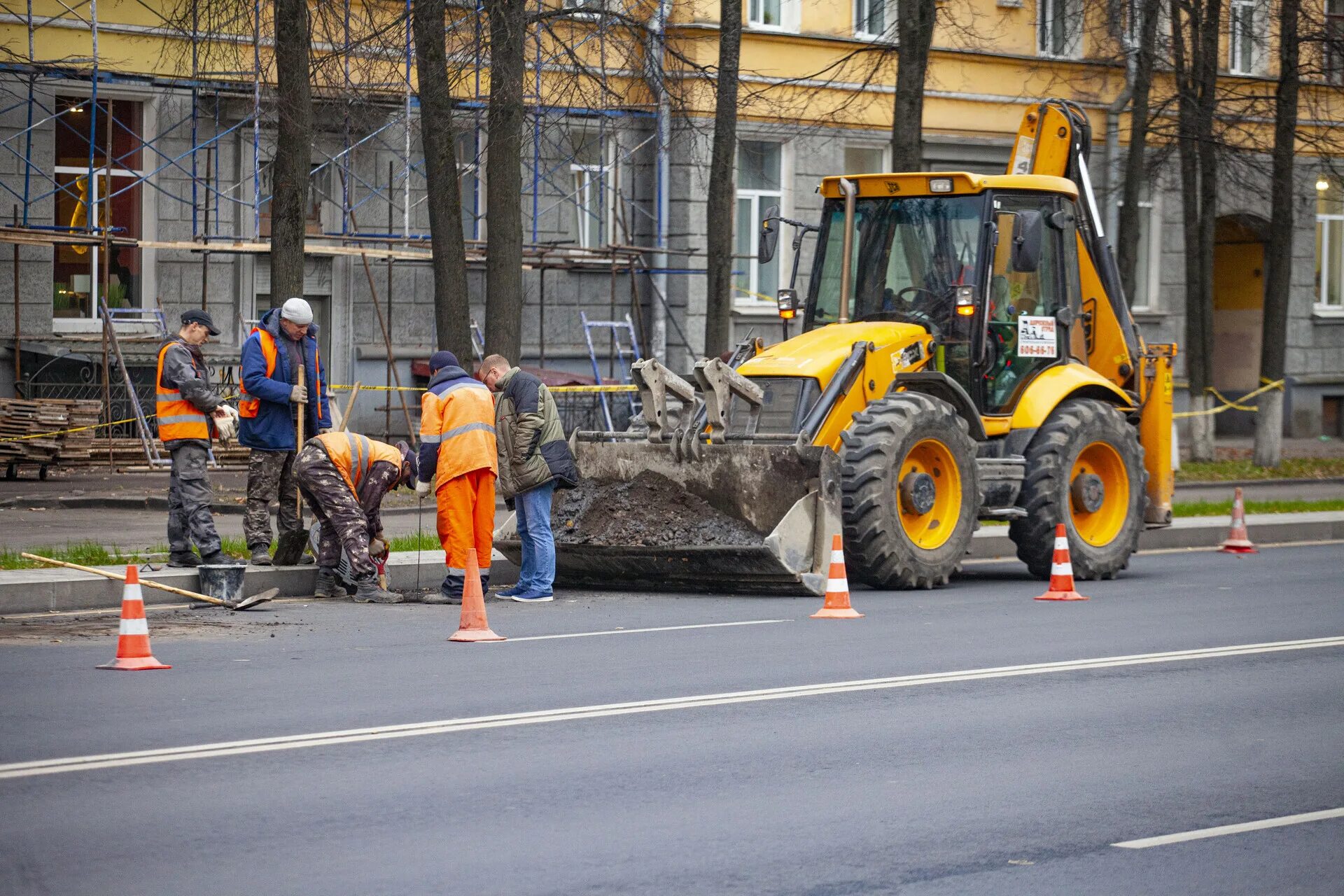 Дорожные работы. Ремонт дороги. Реконструкция дороги. Ремонтные работы на тротуаре.