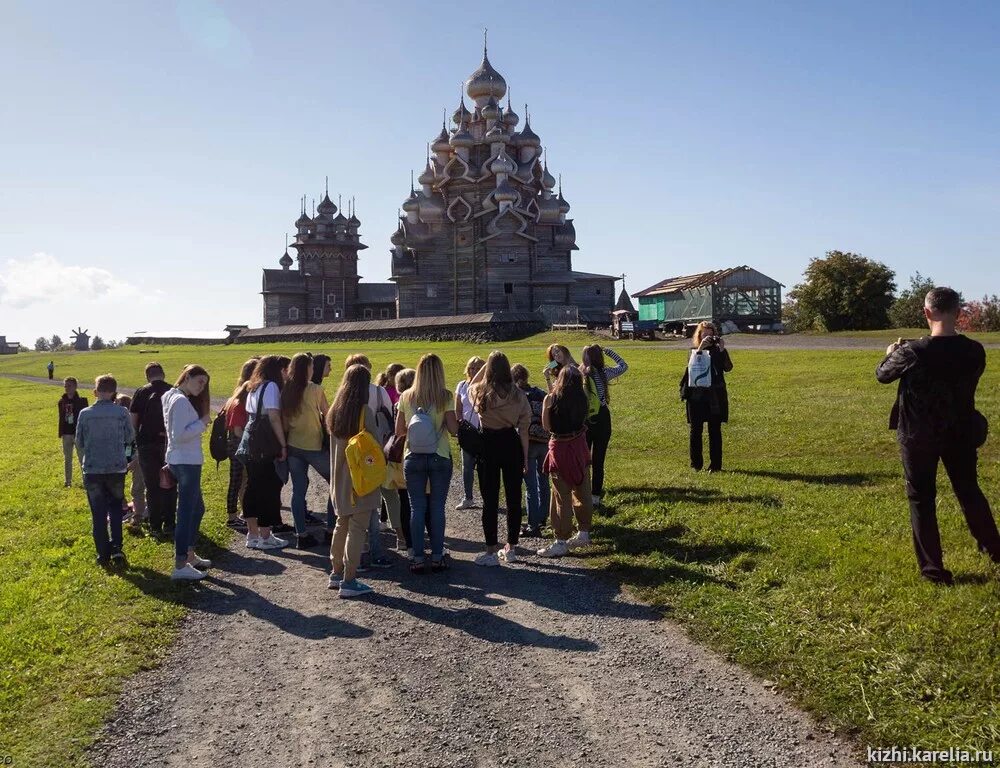 Карелия входит в россию. Экскурсовод острова Кижи. Кижи туристы. Кижи, Карелия с туристами 2022. Кижи, Карелия с туристами.