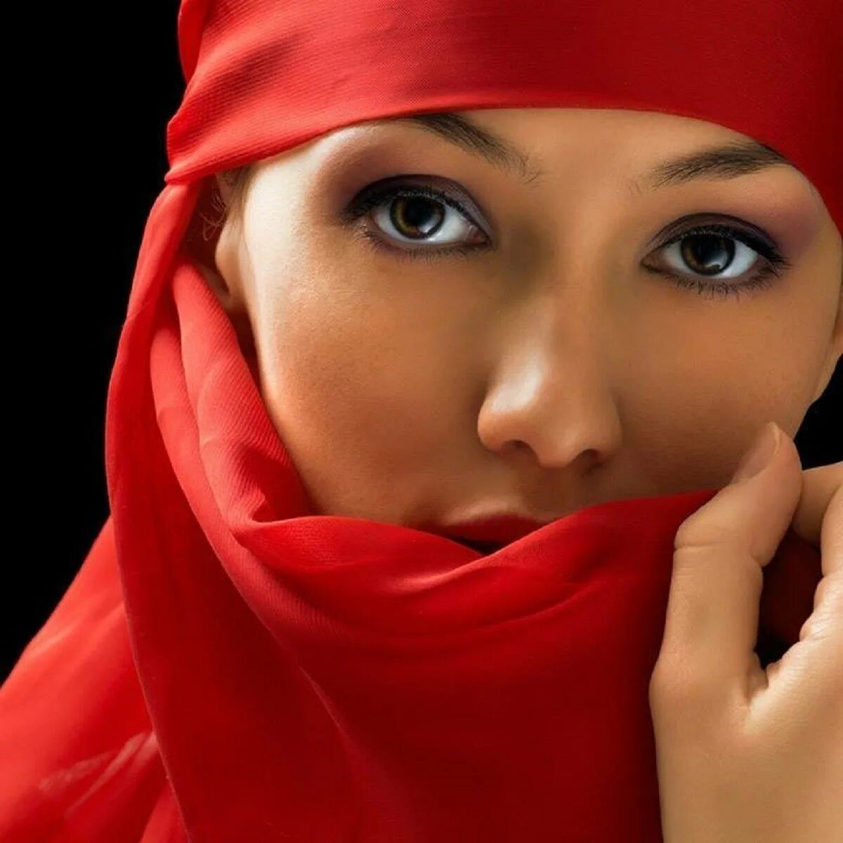 Женщина в капюшоне. Девушка в платке. Филипп андреевич малявин портрет. Русская девушка в платке. Филипп андреевич малявин.