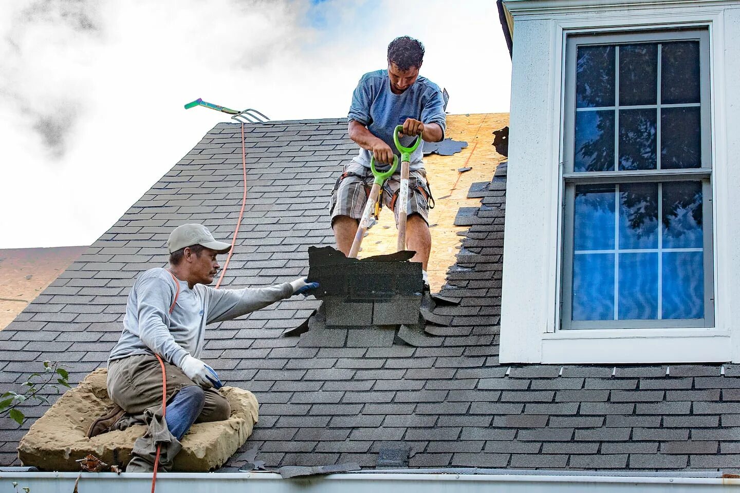 It has a roof. Работник на кровле. fixing a roof. dirty roof. roofers.