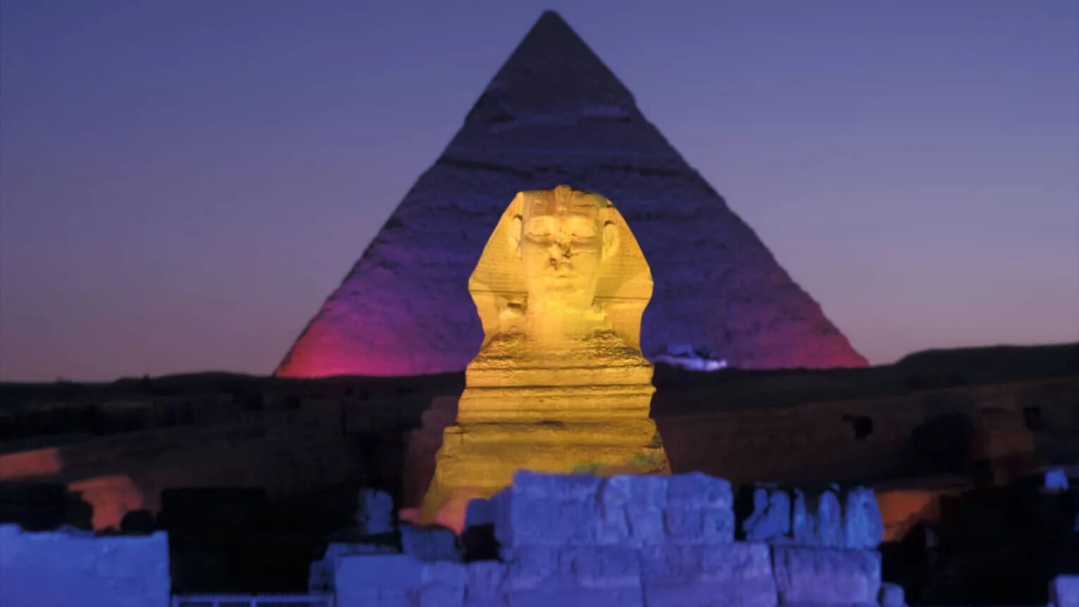 Сфинкс ночью. Сфинкс в марокко. sphinx festival каир. египет найт. пирамида с подсветкой.