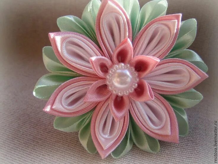 Цветы из лент техника. Цветы канзаши. Заколки канзаши. Заколки из атласных лент. Канзаши из ленты.