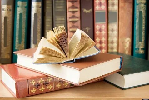 Раскрытая книга в библиотеке