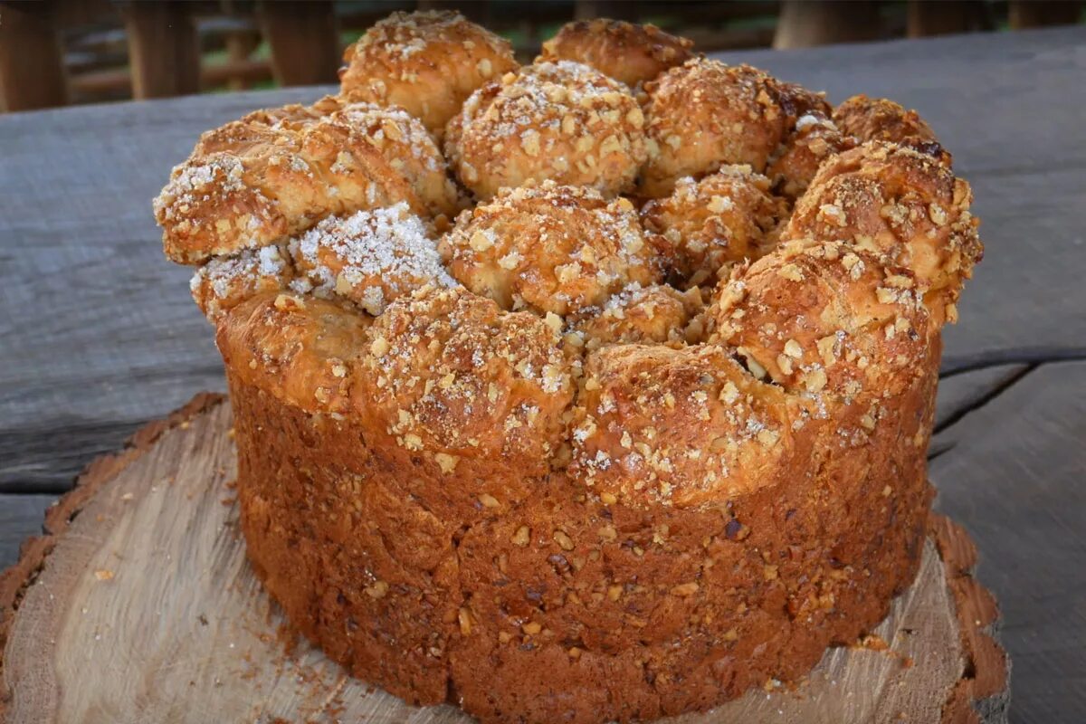 Тесто для кулича пасхального рецепт в духовке. Кулич. Выпечка куличей. Выпечка куличи пасхальные. Тесто на куличи.