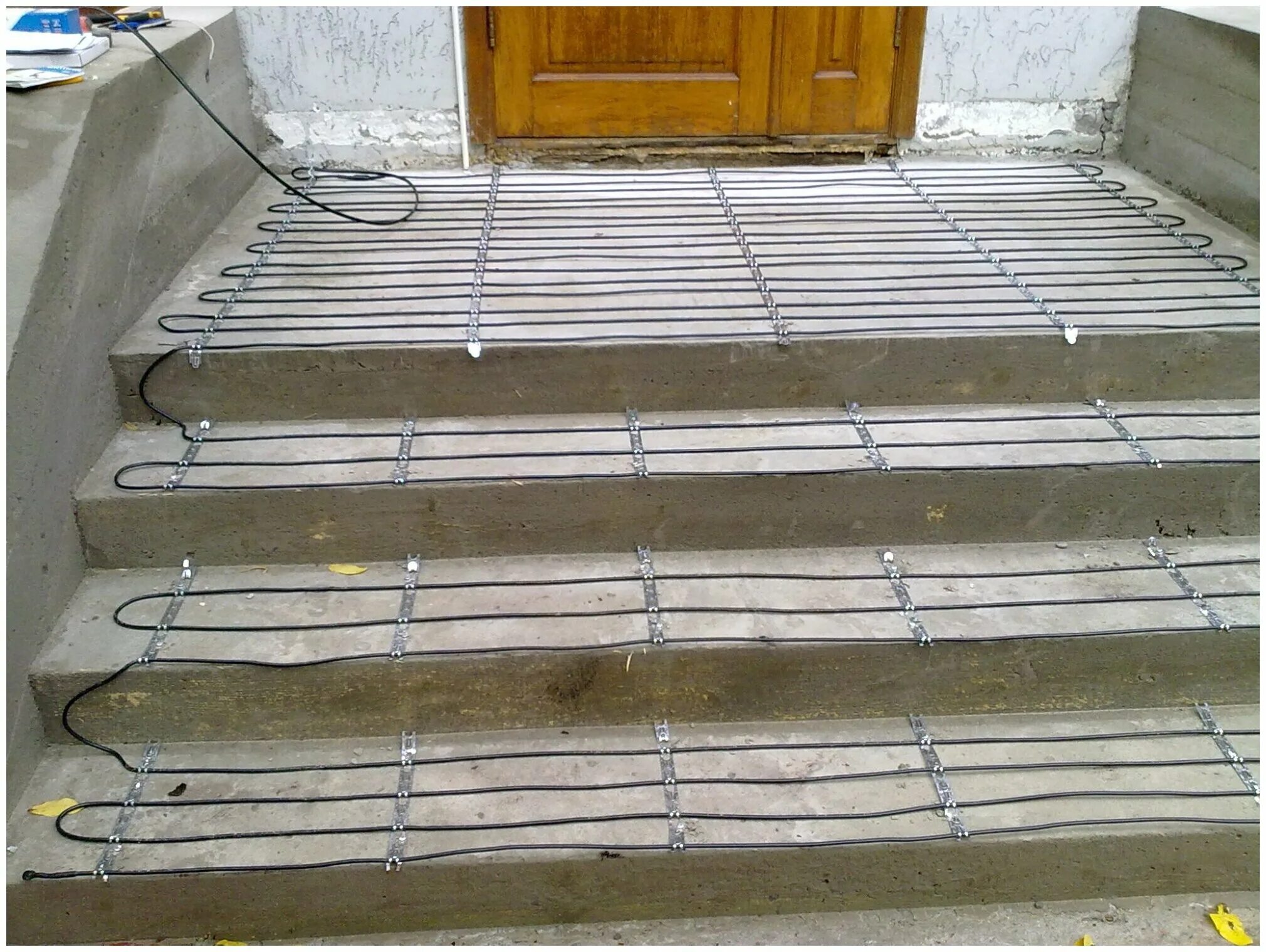 система снеготаяния дорожек. теплые ступеньки. система антиобледенения ступеней. подогрев ступенек крыльца. теплые ступеньки.