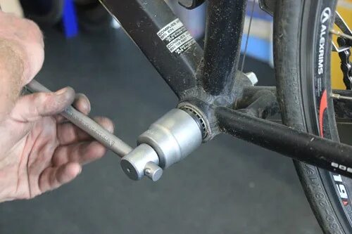 В какую сторону откручивается левая педаль. Bottom bracket велосипед. в какую сторону откручивается каретка. открутить каретку. в какую сторону откручивать каретку на велосипеде.